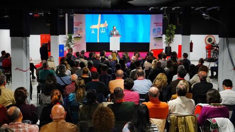 Intervenci�n de Adri�n Barb�n en la jornada sobre la llegada del AVE a Asturias.