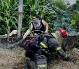 Los vecinos de Moimenta, en Boiro, ayudaron a los brigadistas a sofocar las llamas.