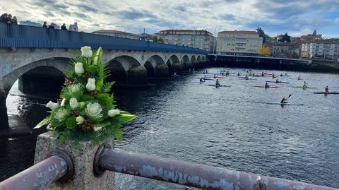 El inicio de la travesa de homenaje, junto al puente de O Burgo. 