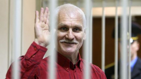 Als Bialiatski, durante su juicio en Minsk en noviembre del 2011.