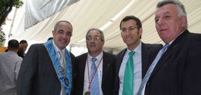 El mantenedor de los Cocidos del Camino, Manuel A. Fuentes, derecha, con Alberto N��ez Feijoo