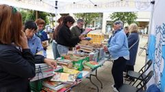 La entidad instal� un puesto de venta de libros en la plaza del Concello