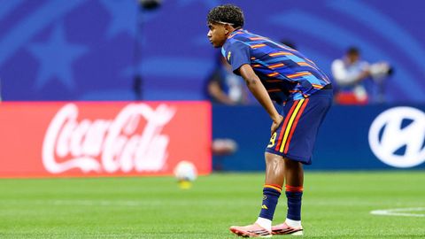 Lamine Yamal, durante el calentamiento previo al partido entre Espa�a y Arabia Saud�.