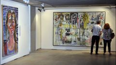 Dos visitantes observan un lienzo en el Museo de Belas Artes de A Coru�a