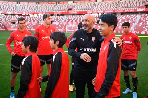 Abelardo recibe a un grupo de chicos japoneses