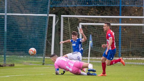 Javi Cueto supera a Alberto Benito para hacer el primer gol durante el Vetusta - L'Entregu