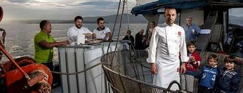 Iv�n Dom�nguez posa en un barco con sus dos hijos, Aar�n e Isaac, y su ahijado Mateo, adem�s de amigos y colaboradores.