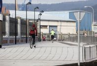 La nueva zona de paseo del puerto es compartida por viandantes y ciclistas. 