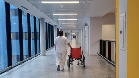 Personal sanitario en los pasillos del Hospital �lvaro Cunqueiro