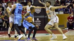 DeWayne Russell sube un ataque del Ro Breogn en Fontajau