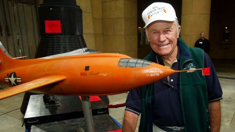 Chuck Yeager junto a una maqueta del avión Bell X-1, en una imagen del 2003
