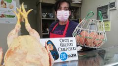 Luisa Mosqueira regenta el puesto O Poli�o Tolo del mercado de San Agust�n, en A Coru�a