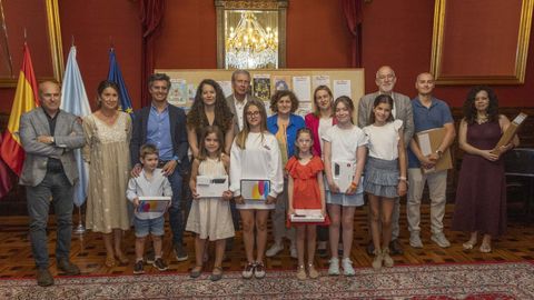 Los autores de los seis trabajos reconocidos en el concurso se hicieron la foto de familia con los representantes municipales