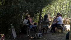 Los artistas durante la residencia que tuvo lugar en agosto, en el exterior de la casa