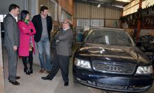 En el taller del centro cuentan con un coche que era usado por los alcaldes de A Estrada. 