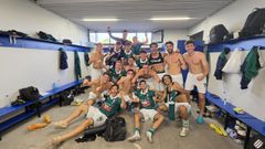 Los futbolistas del Coruxo celebran su triunfo ante el Alav�s B.