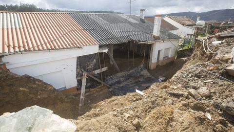 Derrumbe de un muro en Anll�ns, Ponteceso