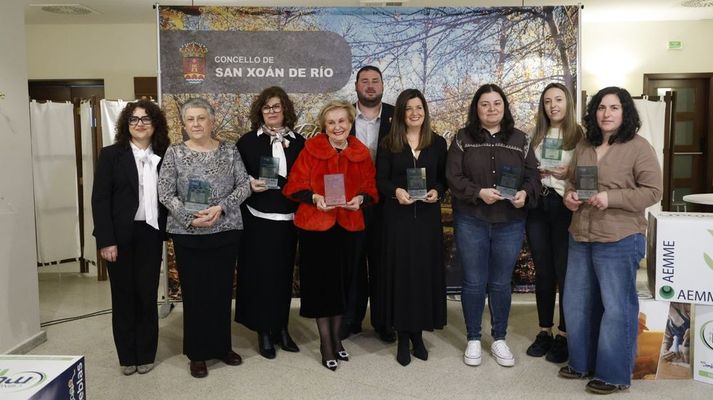 Las premiadas, con Carmen Quintanilla y el alcalde de R�o.