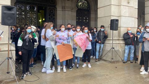 Amigos de Samuel a las puertas del palacio municipal de Mara Pita, en A Corua