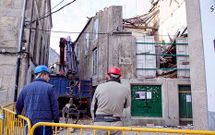 Los trabajos para derribar una planta de la casa empezaron el lunes, d�a en el que fue tomada la foto.