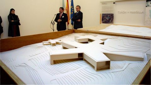 Exposicin de las maquetas concursantes para hacer la Casa de los Antepasados. Ao 2009.