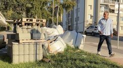 Rafa Dom�nguez, en la zona donde se construye la base para el centro de compostaje comunitario en Pontemui�os