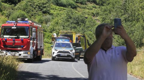 El camin de bomberos y la ambulancia se quedaron aparcados en la carretera que lleva al embarcadero de Os Chancs