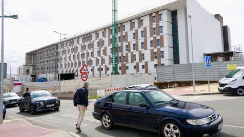Las nuevas Urgencias funcionar�n en el semis�tano del Edificio Este (en la imagen, tomada este viernes) que a efectos pr�cticos, debido al desnivel del terreno, ser� como una planta baja, con acceso directo desde la calle y ventanas en todo su per�metro