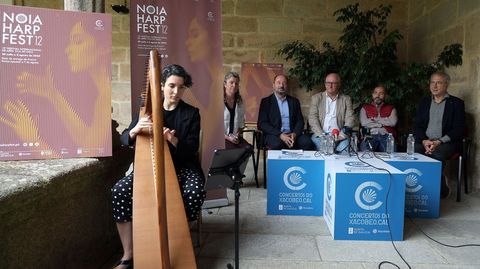 La arpista Alba Barreiro actu en la presentacin del cartel del festival