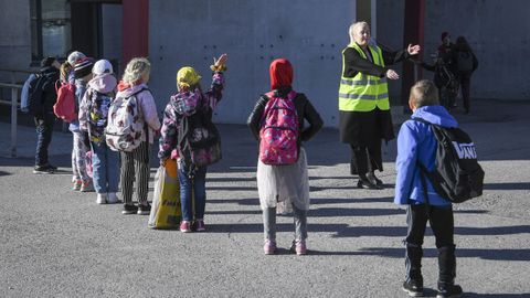 Una profesora finlandesa explica hoy a sus alumnos las medidas de distanciamiento y seguridad