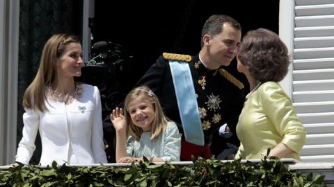 El Rey Felipe VI y la Reina Letizia saludan a la gente en un balcn del Palacio Real tras ser proclamado monarca de Espaa, junio de 2014