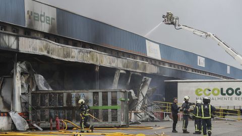 Los Bomberos del Servicio de Emergencias del Principado de Asturias (SEPA) han desplegado un amplio operativo para tratar de extinguir un incendio de grandes dimensiones que se ha originado en una nave del polgono industrial de Silvota, en el concejo de Llanera. 