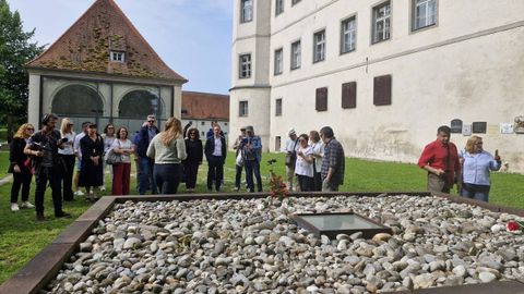 El consejero de Ordenaci�n, Ovidio Zapico, y la viceconsejera de Derechos Ciudadanos, Beatriz Gonz�lez, durante su visita al Castillo Hartheim en Austria donde fueron asesinados 13 personas asturianas.