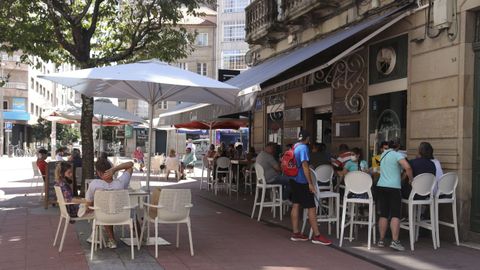 Una terraza del centro de Pontevedra, municipio a que partir del sábado baja a nivel medio de restricciones, recuperando el 50 % en el interior y el 100 en el exterior de la hostelería
