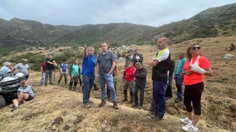 El consejero de Medio Rural y Pol�tica Agraria, Marcelino Marcos, ha visitado hoy la localidad de Vil.lar de Vildas, afectada por los incendios forestales, y la bra�a de La Pornacal, junto con el alcalde de Somiedo, Belarmino Fern�ndez.