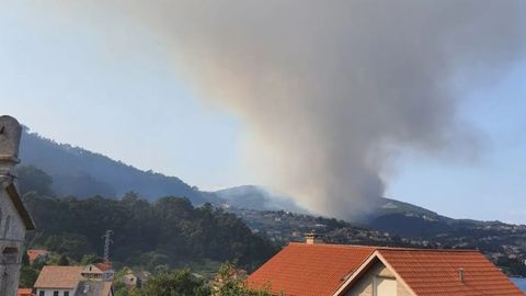 Incendio forestal en Santa Cristina de Cobres, en Vilaboa