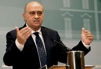 Fern�ndez D�az, en la rueda de prensa en que trat� de explicar los fallos en la investigaci�n del caso Bret�n.