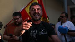 Un hombre, hablando con los medios de comunicacin durante la protesta antiinmigracin del martes.
