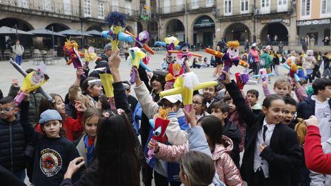 Las nias presumieron de los muecos confeccionados en las aulas 