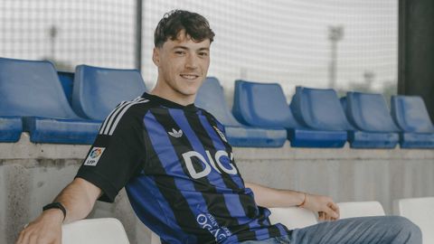 Fede Vi�as, con la camiseta retro del Real Oviedo