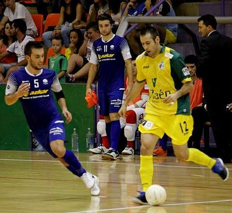 Diego N��ez intenta presionar a un jugador rival. 