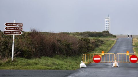 Accesos cortados al faro de Punta Frouxeira, en Meir�s (Valdovi�o).