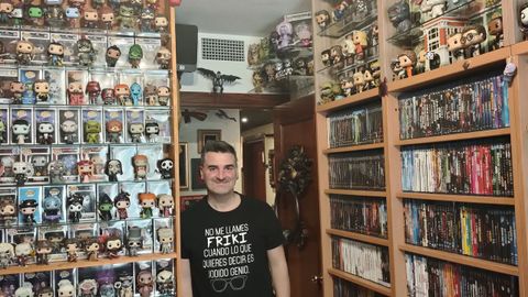 Joan Salla posa junto a su colección de películas y «merchandising».