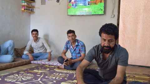 Abdulmayed y unos amigos en el campo de refugiados de Sajaa.