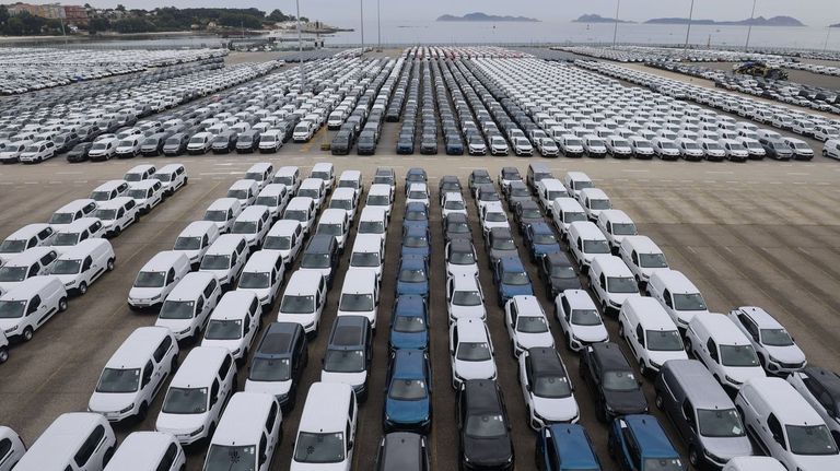 Cientos de veh&iacute;culos fabricados en Stellantis Vigo pendientes de embarcar en las instalaciones de la terminal de Bouzas, con las islas C&iacute;es de fondo.