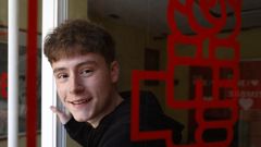 Destar Liste, posando para la foto en la puerta de la sede provincial del PSOE en Ourense.