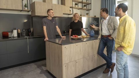 Justin Morl, Sabrina Amerell, Syed Naqvi y Juanma N��ez consideran muy positiva su estancia en este nuevo alojamiento compostelano