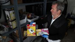 Cipriano Pozas muestra productos qu�micos que utiliza en la lucha contra las ratas.