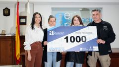 Entrega del premio del sorteo del D�a del Padre de la Asociaci�n de Empresarios de Ribeira, con Mar�a Sampedro, Ux�a N��ez, Anuska Enr�quez y Francisco Mart�nez