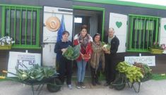 Manuel y Marian, del huerto Apet�ceme, entregaron las hortalizas a Adela y Amadora, del Banco de Alimentos. 